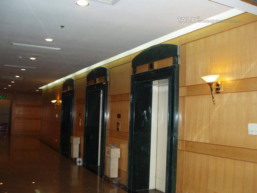 无人,横图,室内,白天,正面,门,酒店,照明,阴影,环保,光线,壁灯,瓷砖,地砖,影子,墙,走道,走廊,过道,灯光,垃圾桶,地面,顶灯,墙壁,墙面,灯,容器,灯具,门框,能源,储藏,垃圾箱,照亮,回收,资源,照明设备,储存,利用,低碳,循环,持续,彩图,旅店,贮存,shslj1