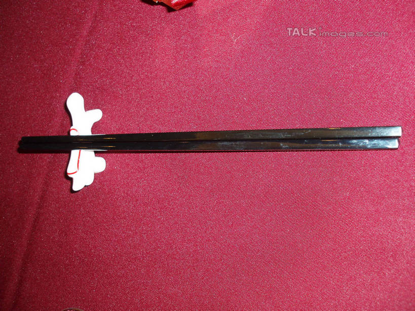 无人,横图,俯视,室内,特写,白天,餐桌,筷子,桌子,静物,餐具,一双,阴影,反射,布料,影子,筷架,布纹,筷枕,文化,传统,桌布,红色,餐巾,台布,餐台,礼节,筷子架,礼仪,进餐用具,餐桌布,彩图,高角度拍摄,shslj1