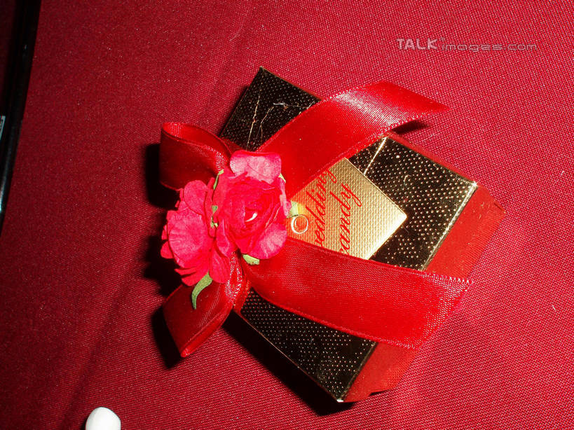 无人,横图,俯视,室内,特写,白天,婚礼,快乐,静物,礼盒,礼物,阴影,庆祝,反射,英文,标志,布料,丝绸,丝带,文字,影子,纸盒,字符,字母,缎带,贺卡,结婚,祝福,布纹,文化,标识,绸带,盒子,桌布,一个,红色,包装盒,餐巾,卡片,礼品盒,台布,喜庆,礼品,单个,纪念,英文字母,礼仪,祝愿,餐桌布,彩图,高角度拍摄,高兴,shslj1