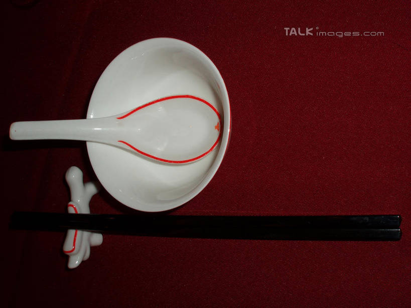 无人,横图,俯视,室内,特写,白天,筷子,静物,餐具,一把,一双,阴影,反射,布料,影子,勺子,陶瓷,筷架,陶瓷制品,布纹,筷枕,文化,传统,桌布,红色,餐巾,容器,调羹,台布,汤匙,碗,储藏,礼节,筷子架,储存,礼仪,进餐用具,餐桌布,彩图,高角度拍摄,贮存,shslj1