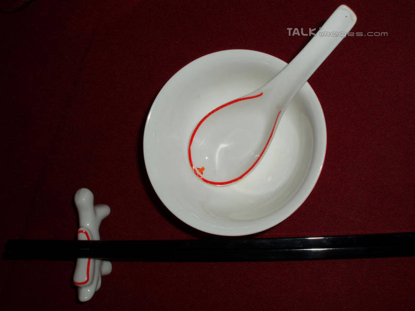 无人,横图,俯视,室内,特写,白天,筷子,静物,餐具,一把,一双,阴影,反射,布料,影子,勺子,陶瓷,筷架,陶瓷制品,布纹,筷枕,文化,传统,桌布,红色,餐巾,容器,调羹,台布,汤匙,碗,储藏,礼节,筷子架,储存,礼仪,进餐用具,餐桌布,彩图,高角度拍摄,贮存,shslj1