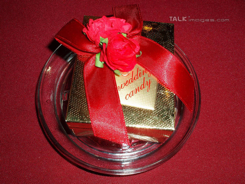 无人,横图,俯视,室内,特写,白天,婚礼,快乐,静物,餐具,礼盒,礼物,阴影,庆祝,反射,英文,标志,布料,碟子,盘,丝绸,丝带,文字,影子,纸盒,字符,字母,缎带,贺卡,结婚,祝福,布纹,文化,标识,绸带,盒子,桌布,一个,红色,包装盒,盘子,餐巾,卡片,礼品盒,碟,台布,喜庆,礼品,单个,纪念,英文字母,礼仪,祝愿,餐桌布,彩图,高角度拍摄,高兴,shslj1