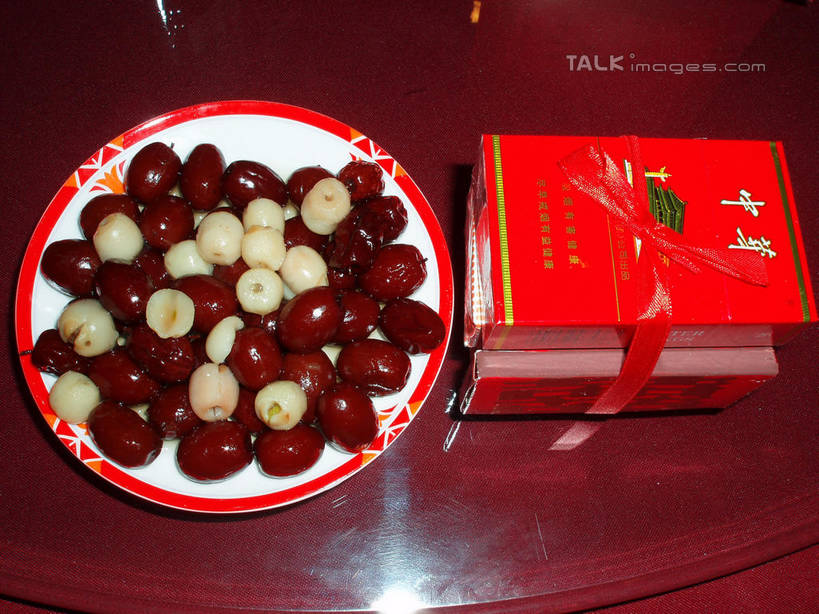 无人,横图,俯视,室内,特写,白天,烹饪,中餐,餐桌,桌子,餐具,一堆,许多,阴影,堆叠,堆积,反射,碟子,盘,影子,莲子,料理,食品,很多,菜肴,美食,盒子,食物,一个,包装盒,盘子,容器,碟,中式,枣,凉菜,红枣,佳肴,单个,餐台,储藏,堆,储存,香烟盒,枣子,莲米,莲肉,莲实,大枣,彩图,高角度拍摄,中华,中华香烟,贮存,shslj1