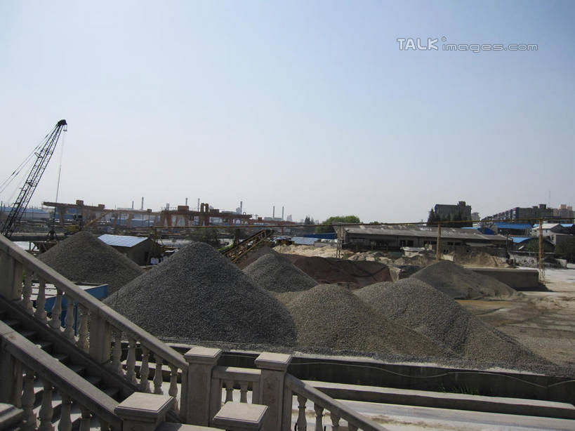 无人,栏杆,横图,室外,白天,正面,建材,技术,楼梯,建筑,一堆,许多,阴影,堆叠,堆积,光线,材料,扶手,沙子,影子,阶梯,沙,很多,设备,护栏,台阶,吊车,施工,蓝色,蓝天,天空,阳光,建筑工地,交通工具,天,机械,起重机,建造,晴朗,堆,砂,矿产,工程,载具,万里无云,地盘,建筑地盘,施工地盘,工作车,施工车,汽车吊,晴空,晴空万里,彩图,工地,shslj1