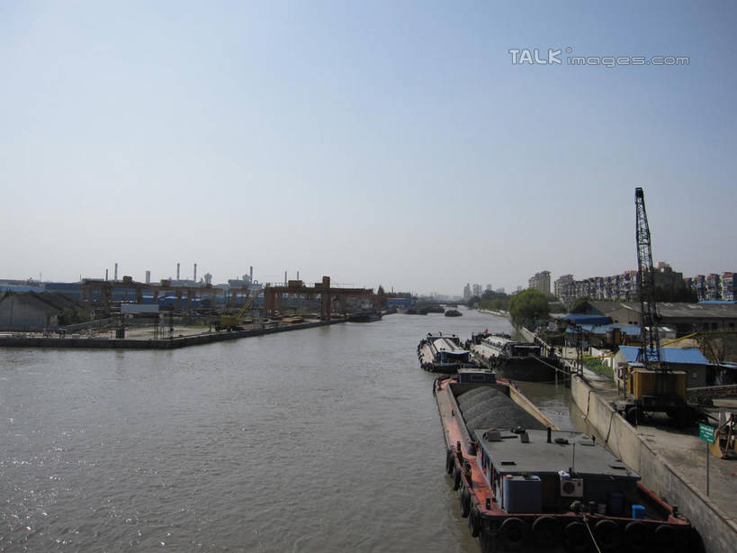 无人,码头,横图,室外,白天,正面,河流,水,港口,船,停靠,阴影,波纹,光线,影子,河水,水流,涟漪,蓝色,蓝天,水纹,天空,阳光,交通工具,波浪,天,晴朗,停泊,载具,货船,万里无云,水晕,晴空,晴空万里,彩图,摆渡口,埠头,渡口,渡头,港湾,海港,货运码头,口岸,商港,商船,shslj1