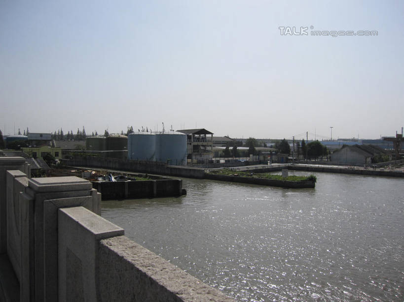 无人,工厂,栏杆,横图,室外,白天,正面,河流,水,船,阴影,波纹,光线,影子,河水,水流,围栏,涟漪,护栏,蓝色,蓝天,水纹,天空,阳光,交通工具,波浪,天,晴朗,载具,货船,万里无云,水晕,晴空,晴空万里,彩图,工地,制造厂,商船,shslj1