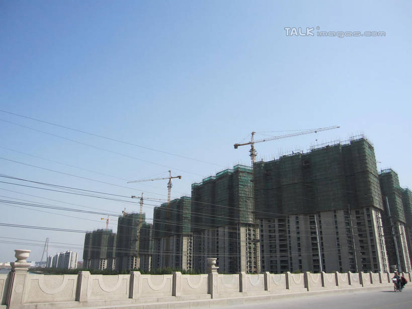 无人,家,横图,室外,白天,仰视,技术,建筑,阴影,电力,光线,电线,电线杆,线,影子,房屋,墙,屋子,公寓,电能,线路,设备,洋房,楼房,墙壁,墙面,住宅,吊车,施工,蓝色,蓝天,天空,阳光,建筑工地,交通工具,天,机械,起重机,晴朗,电,电源,工程,载具,能量,万里无云,地盘,建筑地盘,施工地盘,工作车,施工车,汽车吊,晴空,晴空万里,彩图,低角度拍摄,房子,工地,shslj1