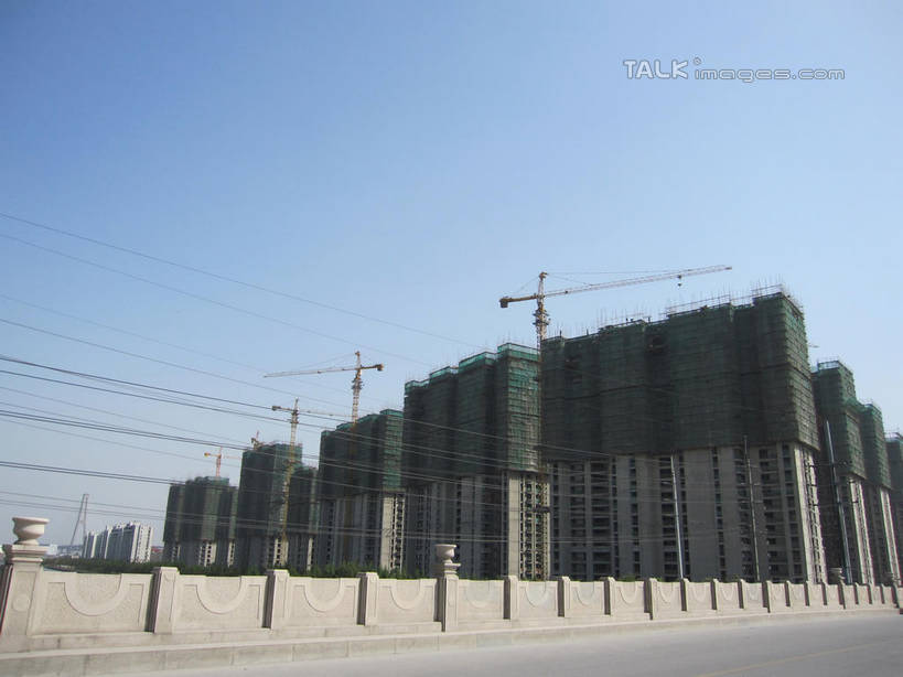 无人,家,横图,室外,白天,仰视,技术,建筑,阴影,电力,光线,电线,电线杆,线,影子,房屋,墙,屋子,公寓,电能,线路,设备,洋房,楼房,墙壁,墙面,住宅,吊车,施工,蓝色,蓝天,天空,阳光,建筑工地,交通工具,天,机械,起重机,晴朗,电,电源,工程,载具,能量,万里无云,地盘,建筑地盘,施工地盘,工作车,施工车,汽车吊,晴空,晴空万里,彩图,低角度拍摄,房子,工地,shslj1