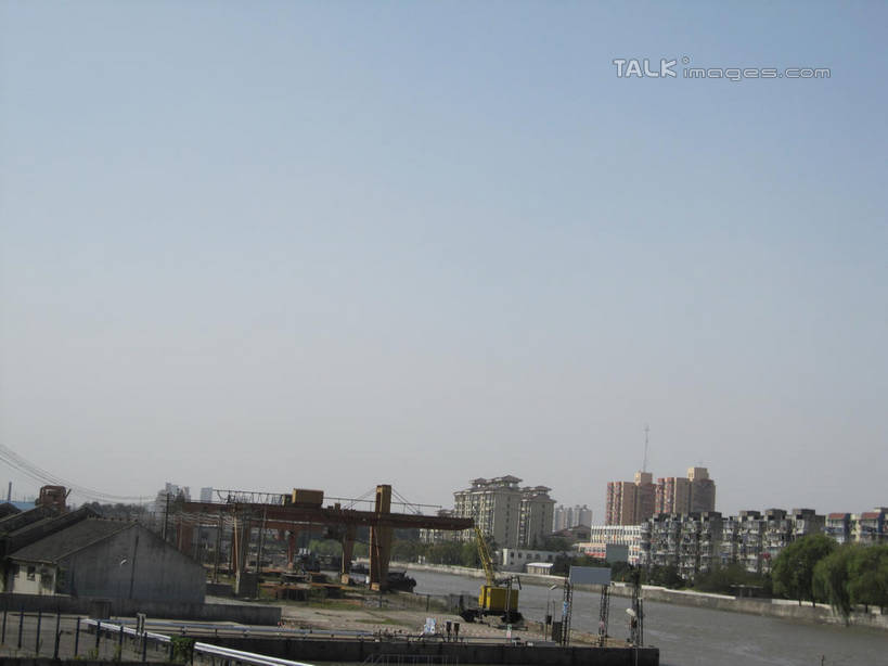 无人,家,工厂,横图,室外,白天,正面,技术,河流,水,植物,建筑,阴影,光线,影子,房屋,屋子,河水,水流,设备,洋房,楼房,住宅,吊车,树,树木,施工,蓝色,绿色,蓝天,天空,阳光,自然,交通工具,天,机械,起重机,生长,晴朗,成长,工程,载具,万里无云,工作车,施工车,汽车吊,晴空,晴空万里,彩图,房子,工地,制造厂,shslj1