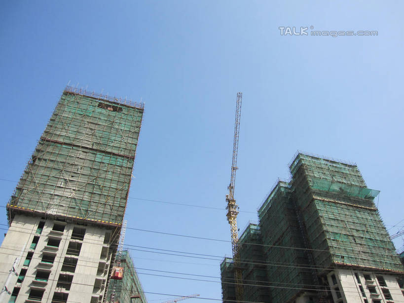 无人,横图,室外,白天,仰视,技术,建筑,阴影,光线,影子,支架,设备,架子,脚手架,吊车,施工,蓝色,蓝天,天空,阳光,建筑工地,交通工具,天,机械,起重机,晴朗,支撑,固定,工程,载具,万里无云,地盘,建筑地盘,施工地盘,工作车,施工车,汽车吊,晴空,晴空万里,彩图,低角度拍摄,工地,稳固,shslj1