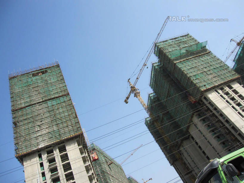 无人,横图,室外,白天,仰视,技术,建筑,阴影,光线,影子,支架,设备,架子,脚手架,吊车,施工,蓝色,蓝天,天空,阳光,建筑工地,交通工具,天,机械,起重机,晴朗,支撑,固定,工程,载具,万里无云,地盘,建筑地盘,施工地盘,工作车,施工车,汽车吊,晴空,晴空万里,彩图,低角度拍摄,工地,稳固,shslj1