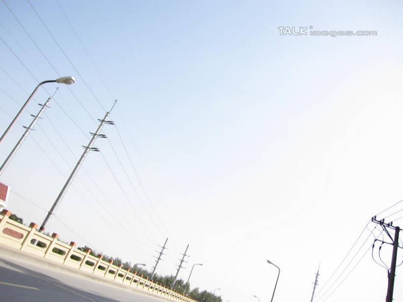 无人,横图,室外,白天,仰视,度假,美景,城市风光,城市,道路,路,路灯,公路,照明,阴影,电力,光线,电线,电线杆,线,影子,景观,灯光,分界线,电能,停车线,交通,线路,娱乐,灯,蓝色,蓝天,天空,阳光,天,享受,休闲,景色,放松,晴朗,电,车行道,车行道分界线,电源,照亮,照明设备,标线,能量,车行线,万里无云,晴空,晴空万里,马路,彩图,低角度拍摄,shslj1