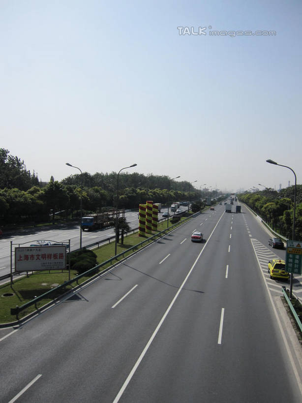 无人,竖图,室外,白天,正面,度假,草地,草坪,美景,树林,植物,城市风光,城市,道路,路,路灯,公路,汽车,照明,阴影,光线,影子,景观,灯光,分界线,停车线,交通,娱乐,车,灯,草,树,树木,蓝色,绿色,蓝天,天空,阳光,自然,交通工具,轿车,天,驾驶,行驶,享受,休闲,景色,放松,生长,晴朗,成长,车行道,车行道分界线,操纵,照亮,控制,照明设备,载具,标线,操控,车行线,万里无云,把持,晴空,晴空万里,马路,彩图,shslj1