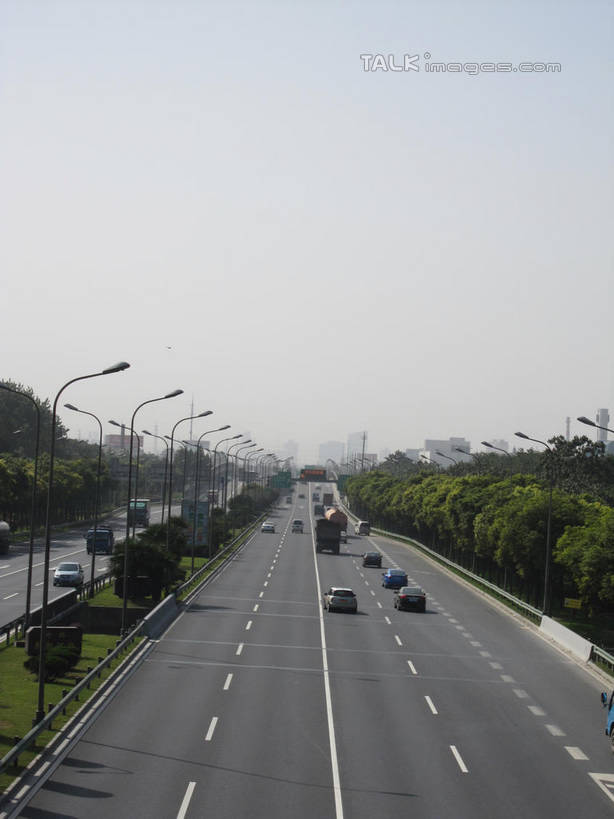 无人,竖图,室外,白天,正面,度假,草地,草坪,美景,树林,植物,城市风光,城市,道路,卡车,路,路灯,公路,汽车,照明,阴影,光线,影子,景观,灯光,分界线,停车线,交通,娱乐,车,灯,草,树,树木,蓝色,绿色,蓝天,天空,阳光,自然,交通工具,轿车,天,驾驶,行驶,享受,休闲,景色,放松,生长,晴朗,成长,车行道,车行道分界线,操纵,照亮,控制,照明设备,载具,标线,操控,车行线,万里无云,把持,晴空,晴空万里,马路,彩图,shslj1