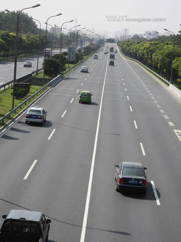 无人,竖图,室外,白天,正面,度假,草地,草坪,美景,树林,植物,城市风光,城市,道路,卡车,路,路灯,公路,汽车,照明,阴影,光线,影子,景观,灯光,分界线,停车线,交通,娱乐,车,灯,草,树,树木,蓝色,绿色,蓝天,天空,阳光,自然,交通工具,轿车,天,驾驶,行驶,享受,休闲,景色,放松,生长,晴朗,成长,车行道,车行道分界线,操纵,照亮,控制,照明设备,载具,标线,操控,车行线,万里无云,把持,晴空,晴空万里,马路,彩图,shslj1