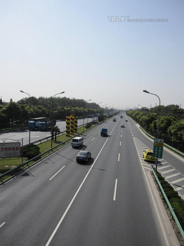 无人,竖图,室外,白天,正面,度假,草地,草坪,美景,树林,植物,城市风光,城市,道路,卡车,路,路灯,公路,汽车,照明,阴影,光线,影子,景观,灯光,分界线,停车线,交通,娱乐,车,灯,草,树,树木,蓝色,绿色,蓝天,天空,阳光,自然,交通工具,轿车,天,驾驶,行驶,享受,休闲,景色,放松,生长,晴朗,成长,车行道,车行道分界线,操纵,照亮,控制,照明设备,载具,标线,操控,车行线,万里无云,把持,晴空,晴空万里,马路,彩图,shslj1