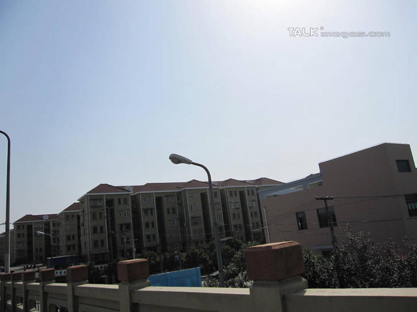 无人,家,栏杆,横图,室外,白天,正面,旅游,度假,美景,城市风光,城市,建筑,路灯,照明,阴影,光线,影子,房屋,屋子,景观,公寓,建筑群,围栏,灯光,娱乐,建设,洋房,护栏,楼房,住宅,灯,蓝色,蓝天,天空,阳光,天,享受,休闲,景色,放松,晴朗,照亮,照明设备,万里无云,晴空,晴空万里,彩图,房子,shslj1