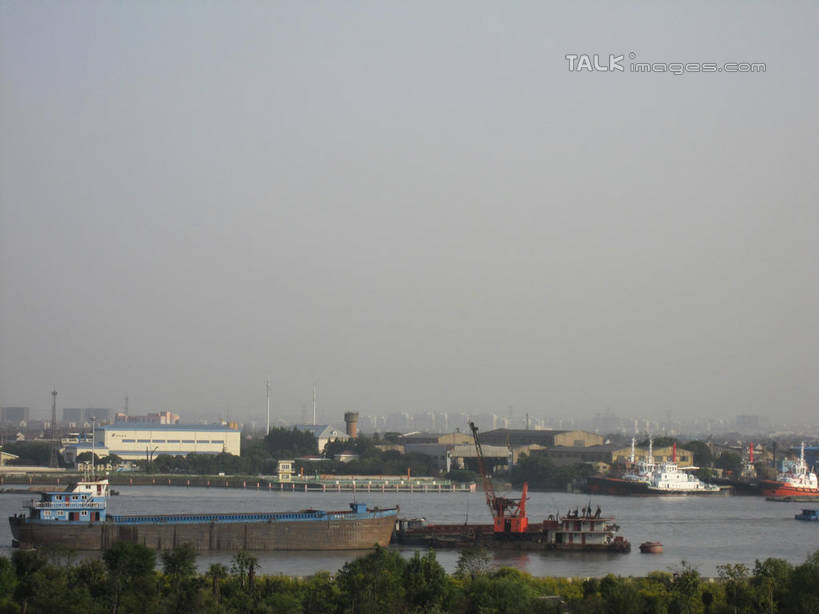 无人,家,横图,室外,白天,正面,度假,河流,美景,树林,水,植物,城市风光,城市,船,阴影,光线,影子,房屋,屋子,河水,景观,水流,娱乐,楼房,住宅,树,树木,蓝色,绿色,蓝天,天空,阳光,自然,交通工具,天,享受,休闲,景色,放松,生长,晴朗,成长,载具,货船,万里无云,晴空,晴空万里,彩图,房子,商船,shslj1