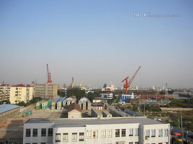 无人,家,横图,室外,白天,正面,旅游,度假,技术,美景,植物,城市风光,城市,建筑,阴影,光线,影子,房屋,屋子,景观,公寓,建筑群,娱乐,设备,建设,洋房,楼房,住宅,吊车,树,树木,施工,蓝色,绿色,蓝天,天空,阳光,自然,交通工具,天,享受,休闲,机械,起重机,景色,放松,生长,晴朗,成长,工程,载具,万里无云,工作车,施工车,汽车吊,晴空,晴空万里,彩图,房子,shslj1