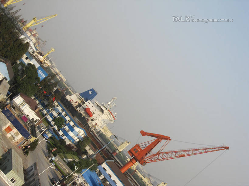 无人,家,横图,室外,白天,正面,旅游,度假,技术,美景,植物,城市风光,城市,建筑,阴影,光线,影子,房屋,屋子,景观,公寓,建筑群,娱乐,设备,建设,洋房,楼房,住宅,吊车,树,树木,施工,蓝色,绿色,蓝天,天空,阳光,自然,交通工具,天,享受,休闲,机械,起重机,景色,放松,生长,晴朗,成长,工程,载具,万里无云,工作车,施工车,汽车吊,晴空,晴空万里,彩图,房子,shslj1