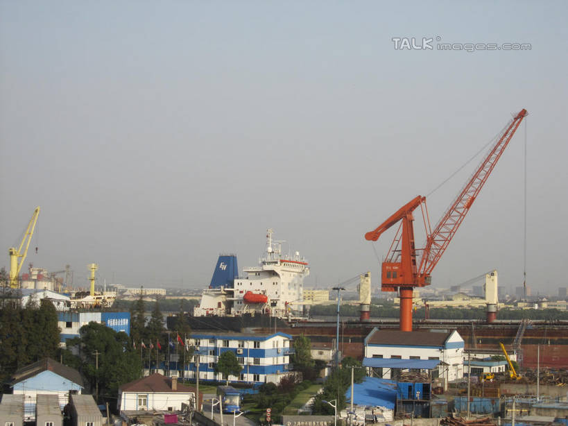 无人,家,横图,室外,白天,正面,旅游,度假,技术,美景,植物,城市风光,城市,建筑,阴影,光线,影子,房屋,屋子,景观,公寓,建筑群,娱乐,设备,建设,洋房,楼房,住宅,吊车,树,树木,施工,蓝色,绿色,蓝天,天空,阳光,自然,交通工具,天,享受,休闲,机械,起重机,景色,放松,生长,晴朗,成长,工程,载具,万里无云,工作车,施工车,汽车吊,晴空,晴空万里,彩图,房子,shslj1