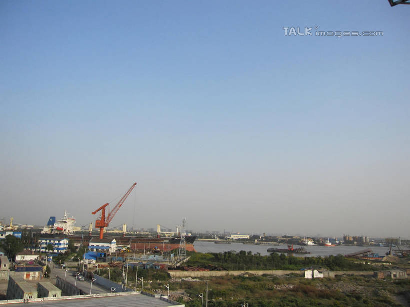 无人,家,横图,室外,白天,正面,旅游,度假,技术,河流,美景,水,植物,城市风光,城市,建筑,阴影,光线,影子,房屋,屋子,河水,景观,水流,公寓,建筑群,娱乐,设备,建设,洋房,楼房,住宅,吊车,树,树木,施工,蓝色,绿色,蓝天,天空,阳光,自然,交通工具,天,享受,休闲,机械,起重机,景色,放松,生长,晴朗,成长,工程,载具,万里无云,工作车,施工车,汽车吊,晴空,晴空万里,彩图,房子,shslj1