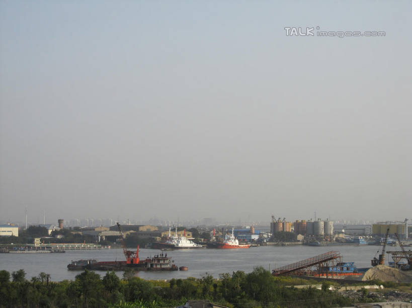 无人,家,横图,室外,白天,正面,度假,河流,美景,水,植物,城市风光,城市,船,阴影,光线,影子,房屋,屋子,河水,景观,水流,公寓,娱乐,洋房,楼房,住宅,树,树木,蓝色,绿色,蓝天,天空,阳光,自然,交通工具,天,享受,休闲,景色,放松,生长,晴朗,成长,载具,货船,万里无云,晴空,晴空万里,彩图,房子,商船,shslj1