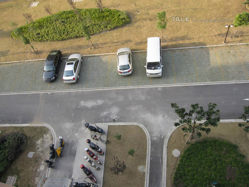 无人,停车场,横图,俯视,室外,白天,草地,草坪,树林,植物,道路,路,公路,摩托车,汽车,停靠,阴影,光线,影子,交通,车,草,树,树木,绿色,阳光,自然,交通工具,轿车,生长,成长,停泊,载具,马路,彩图,高角度拍摄,泊车场,shslj1