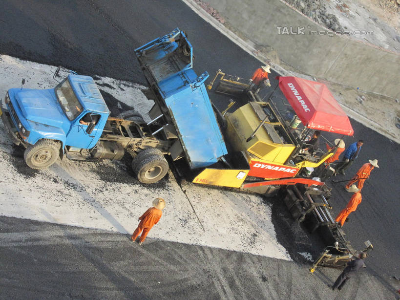 东方人,伙伴,朋友,建筑工人,站,走,横图,俯视,室外,白天,工作服,制服,友谊,合作,团队,技术,石头,道路,建筑,路,公路,帽子,亚洲,五个人,一辆,阴影,光线,石子,头盔,影子,墙,柏油马路,交通,许多人,注视,黄种人,墙壁,墙面,车,施工,工人,阳光,安全帽,建筑工地,交通工具,低头,观察,看,站着,一群人,机械,工程车,战略,压路机,观看,柏油路,工程,察看,关注,载具,联合,合谋,地盘,建筑地盘,施工地盘,交通运输,工作制服,工作车,施工车,配合,协作,男人,男性,中年男性,亚洲人,员工,石块,马路,建筑工,步行,散步,站立,走路,彩图,高角度拍摄,全身,工作套服,工地,匠人,劳动者,体力工,shslj1