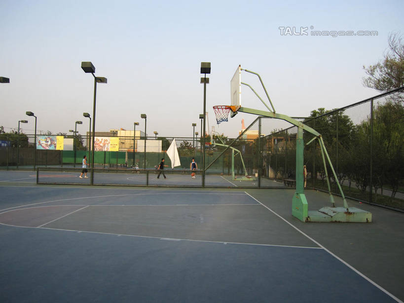 东方人,三个人,伙伴,朋友,栏杆,站,横图,室外,白天,运动服,锻炼,旅游,度假,友谊,运动,路灯,照明,亚洲,阴影,服装,光线,影子,墙,篮球场,球场,围栏,灯光,铁丝网,注视,黄种人,娱乐,场地,护栏,墙壁,墙面,灯,背面,衣服,蓝色,蓝天,天空,阳光,天,观察,看,站着,享受,休闲,放松,服饰,晴朗,观看,照亮,察看,衣着,照明设备,穿着,关注,室外运动,户外运动,万里无云,衣饰,铁蒺藜,友情,男人,男性,年轻男性,亚洲人,晴空,晴空万里,站立,彩图,全身,健身,篮球场地,运动装,shslj1