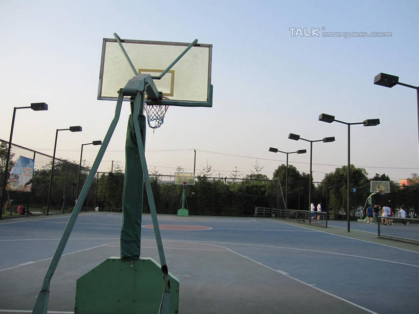 东方人,伙伴,朋友,栏杆,站,横图,室外,白天,正面,运动服,锻炼,旅游,度假,友谊,运动,路灯,照明,亚洲,阴影,服装,光线,篮球框,影子,墙,篮球场,球场,围栏,灯光,铁丝网,许多人,注视,黄种人,娱乐,场地,护栏,墙壁,墙面,灯,衣服,蓝色,蓝天,天空,阳光,天,观察,看,站着,一群人,享受,休闲,篮球网,放松,服饰,晴朗,观看,照亮,察看,衣着,照明设备,穿着,关注,室外运动,户外运动,万里无云,篮球板,衣饰,铁蒺藜,友情,男人,男性,年轻男性,亚洲人,晴空,晴空万里,站立,彩图,全身,健身,篮球场地,运动装,shslj1