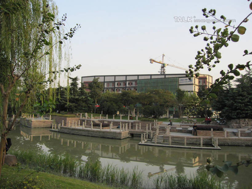 无人,家,栏杆,横图,室外,白天,正面,度假,技术,草地,草坪,河流,美景,树林,水,植物,城市风光,城市,建筑,阴影,波纹,光线,影子,房屋,屋子,河水,景观,水流,围栏,涟漪,娱乐,设备,护栏,楼房,住宅,吊车,草,树,树木,施工,蓝色,绿色,倒影,蓝天,水纹,天空,阳光,自然,交通工具,波浪,天,享受,休闲,机械,起重机,景色,放松,生长,晴朗,成长,工程,倒映,载具,万里无云,水晕,工作车,施工车,汽车吊,反照,晴空,晴空万里,彩图,房子,shslj1