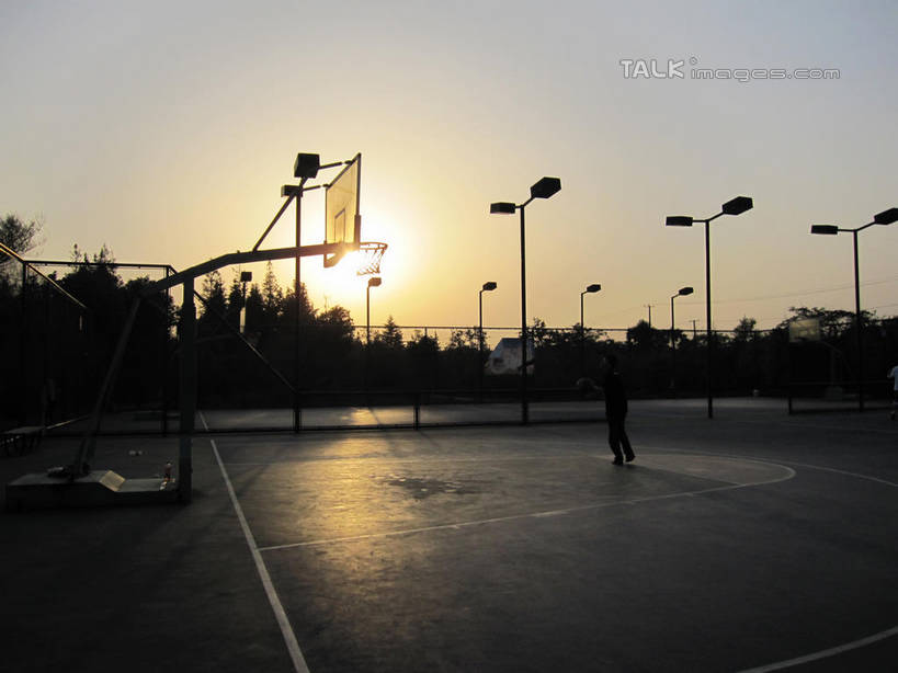 东方人,一个人,站,横图,室外,白天,正面,运动服,锻炼,旅游,度假,运动,草地,草坪,日落,树林,太阳,植物,路灯,照明,亚洲,仅一个男性,仅一个人,阴影,服装,光线,篮球框,影子,晚霞,霞光,落日,篮球场,球场,灯光,背光,黄种人,娱乐,场地,灯,草,树,树木,仅一个年轻男性,衣服,绿色,阳光,自然,黄昏,站着,享受,休闲,篮球网,彩霞,放松,服饰,生长,成长,照亮,衣着,照明设备,穿着,室外运动,户外运动,逆光,篮球板,衣饰,夕照,薄暮,男人,男性,年轻男性,亚洲人,夕阳,站立,彩图,全身,健身,傍晚,篮球场地,斜阳,运动装,shslj1