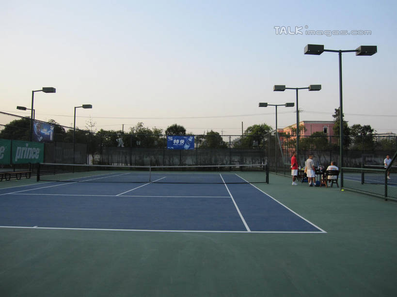 东方人,伙伴,朋友,家,站,坐,横图,室外,白天,运动服,度假,友谊,草地,草坪,美景,日落,树林,植物,城市风光,城市,路灯,椅子,照明,亚洲,服装,房屋,木椅,墙,屋子,景观,晚霞,霞光,落日,公寓,篮球场,球场,灯光,铁丝网,许多人,注视,黄种人,娱乐,场地,洋房,楼房,墙壁,墙面,住宅,灯,草,树,树木,背面,衣服,绿色,天空,自然,黄昏,天,观察,看,站着,一群人,享受,休闲,景色,彩霞,放松,服饰,生长,成长,观看,照亮,察看,衣着,照明设备,穿着,关注,衣饰,夕照,薄暮,铁蒺藜,友情,男人,男性,年轻男性,亚洲人,夕阳,站立,坐着,彩图,全身,傍晚,房子,篮球场地,斜阳,运动装,shslj1