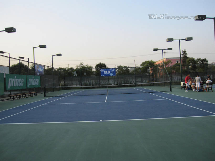 东方人,伙伴,朋友,家,站,坐,横图,室外,白天,运动服,度假,友谊,草地,草坪,美景,日落,树林,植物,城市风光,城市,路灯,椅子,照明,亚洲,服装,房屋,木椅,墙,屋子,景观,晚霞,霞光,落日,公寓,篮球场,球场,灯光,铁丝网,许多人,注视,黄种人,娱乐,场地,洋房,楼房,墙壁,墙面,住宅,灯,草,树,树木,背面,衣服,绿色,天空,自然,黄昏,天,观察,看,站着,一群人,享受,休闲,景色,彩霞,放松,服饰,生长,成长,观看,照亮,察看,衣着,照明设备,穿着,关注,衣饰,夕照,薄暮,铁蒺藜,友情,男人,男性,年轻男性,亚洲人,夕阳,站立,坐着,彩图,全身,傍晚,房子,篮球场地,斜阳,运动装,shslj1