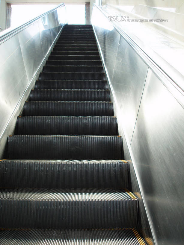 无人,竖图,室内,特写,白天,仰视,电梯,阴影,反射,影子,电动扶梯,墙,自动扶梯,运输工具,墙壁,墙面,彩图,低角度拍摄,扶手电梯,升降设备,运输带,自动行人电梯,电扶梯,shslj1