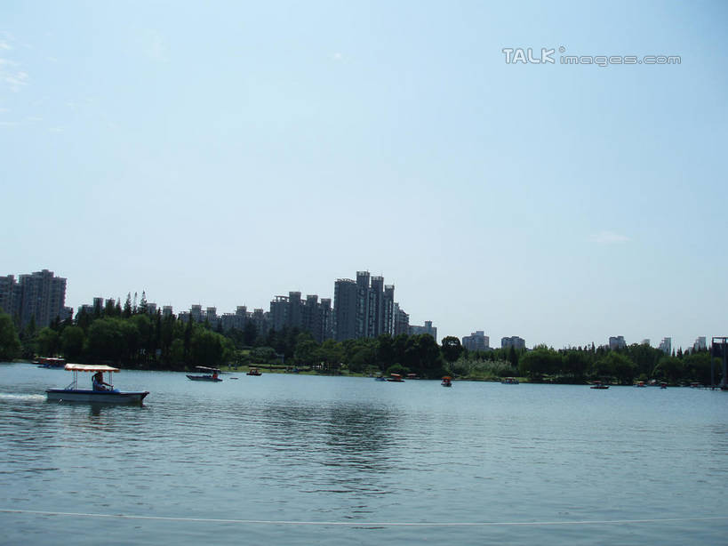 东方人,一个人,公园,坐,横图,室外,白天,侧面,旅游,度假,湖,湖泊,美景,水,船,上海,中国,亚洲,仅一个年轻女性,仅一个女性,仅一个人,一辆,阴影,波纹,飞溅,服装,溅,光线,液体,影子,湖面,景观,水滴,水流,水面,注视,休闲装,黄种人,娱乐,游船,水珠,衣服,蓝色,蓝天,水纹,天空,阳光,自然,船尾波,交通工具,波浪,湖水,人工湖,天,观察,驾驶,看,行驶,享受,休闲,休闲服,景色,放松,服饰,游乐设施,大宁灵石公园,晴朗,观看,操纵,申,控制,察看,舟,关注,喷洒,自然风光,载具,东亚,操控,上海市,万里无云,中华人民共和国,沪,华东地区,把持,闸北区,年轻女性,女人,女性,亚洲人,晴空,晴空万里,坐着,彩图,全身,广中西路,shslj1