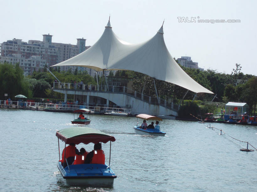 东方人,伙伴,朋友,公园,家,坐,横图,室外,白天,友谊,湖,湖泊,树林,水,植物,船,上海,中国,亚洲,行人,游客,游人,阴影,波纹,飞溅,服装,溅,光线,救生衣,伞,液体,影子,雨伞,遮阳伞,房屋,屋子,湖面,水滴,水流,水面,公寓,许多人,注视,休闲装,黄种人,阳伞,洋房,楼房,路人,旅客,住宅,游船,水珠,树,树木,背面,衣服,蓝色,绿色,蓝天,水纹,天空,阳光,自然,船尾波,交通工具,波浪,湖水,人工湖,天,观察,驾驶,看,行驶,一群人,休闲,休闲服,充气,服饰,游乐设施,大宁灵石公园,生长,晴朗,成长,观看,操纵,救生背心,申,控制,察看,太阳伞,舟,救生,关注,喷洒,载具,东亚,操控,上海市,万里无云,中华人民共和国,沪,华东地区,把持,闸北区,浮水衣,过客,友情,男人,男性,年轻男性,年轻女性,女人,女性,亚洲人,晴空,晴空万里,坐着,彩图,全身,房子,广中西路,shslj1