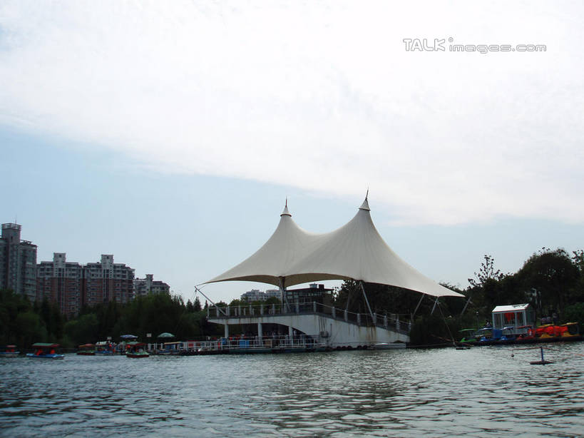 无人,公园,家,横图,室外,白天,正面,旅游,度假,湖,湖泊,美景,水,植物,上海,中国,亚洲,阴影,波纹,光线,伞,影子,雨伞,遮阳伞,房屋,屋子,湖面,景观,水流,水面,云,云朵,公寓,涟漪,云彩,娱乐,阳伞,洋房,楼房,住宅,树,树木,蓝色,绿色,白云,蓝天,水纹,天空,阳光,自然,波浪,湖水,人工湖,天,享受,休闲,景色,放松,大宁灵石公园,生长,晴朗,成长,申,太阳伞,自然风光,东亚,上海市,中华人民共和国,沪,华东地区,水晕,闸北区,晴空,彩图,房子,广中西路,shslj1