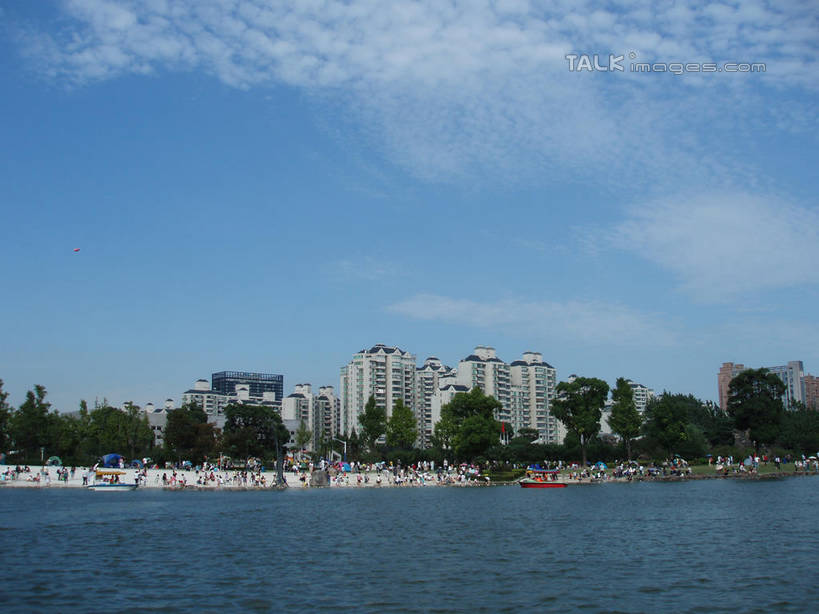 东方人,公园,家,站,走,横图,室外,白天,正面,度假,草地,草坪,湖,湖泊,美景,树林,水,植物,城市风光,城市,上海,中国,亚洲,行人,游客,游人,阴影,波纹,服装,光线,影子,房屋,屋子,湖面,景观,水流,水面,云,云朵,公寓,涟漪,许多人,云彩,注视,休闲装,黄种人,娱乐,洋房,楼房,路人,旅客,住宅,草,树,树木,衣服,蓝色,绿色,白云,蓝天,水纹,天空,阳光,自然,波浪,湖水,人工湖,天,观察,看,站着,一群人,享受,休闲,休闲服,景色,放松,服饰,大宁灵石公园,生长,晴朗,成长,观看,申,察看,关注,东亚,上海市,中华人民共和国,沪,华东地区,水晕,闸北区,过客,男人,男性,年轻男性,年轻女性,女人,女性,亚洲人,晴空,步行,散步,站立,走路,彩图,全身,房子,广中西路,shslj1