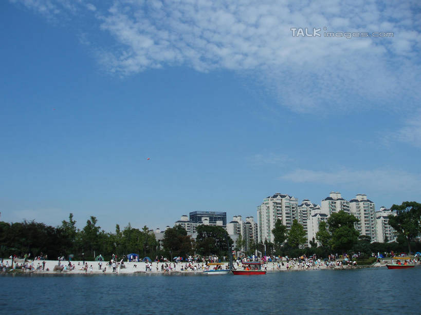 东方人,公园,家,站,走,横图,室外,白天,正面,度假,草地,草坪,湖,湖泊,美景,树林,水,植物,城市风光,城市,上海,中国,亚洲,行人,游客,游人,阴影,波纹,服装,光线,影子,房屋,屋子,湖面,景观,水流,水面,云,云朵,公寓,涟漪,许多人,云彩,注视,休闲装,黄种人,娱乐,洋房,楼房,路人,旅客,住宅,草,树,树木,衣服,蓝色,绿色,白云,蓝天,水纹,天空,阳光,自然,波浪,湖水,人工湖,天,观察,看,站着,一群人,享受,休闲,休闲服,景色,放松,服饰,大宁灵石公园,生长,晴朗,成长,观看,申,察看,关注,东亚,上海市,中华人民共和国,沪,华东地区,水晕,闸北区,过客,男人,男性,年轻男性,年轻女性,女人,女性,亚洲人,晴空,步行,散步,站立,走路,彩图,全身,房子,广中西路,shslj1
