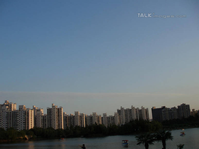 无人,公园,家,横图,室外,白天,正面,旅游,度假,草地,草坪,湖,湖泊,美景,日落,树林,水,植物,城市风光,城市,建筑,上海,中国,亚洲,波纹,房屋,屋子,湖面,景观,水流,水面,晚霞,霞光,落日,公寓,建筑群,涟漪,娱乐,建设,浦东,洋房,楼房,住宅,草,树,树木,绿色,水纹,天空,自然,黄昏,波浪,湖水,天,享受,休闲,景色,彩霞,放松,世纪公园,生长,成长,申,浦东新区,东亚,上海市,中华人民共和国,沪,华东地区,水晕,夕照,薄暮,夕阳,彩图,傍晚,房子,浦东中央公园,斜阳,shslj1