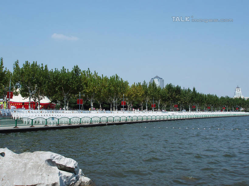 无人,公园,栏杆,横图,室外,白天,正面,旅游,度假,湖,湖泊,石头,美景,树林,水,植物,椅子,上海,中国,亚洲,阴影,波纹,光线,石子,影子,木椅,湖面,景观,水流,水面,云,云朵,围栏,涟漪,云彩,娱乐,浦东,护栏,树,树木,蓝色,绿色,白云,蓝天,水纹,天空,阳光,自然,波浪,湖水,天,享受,休闲,景色,放松,世纪公园,生长,晴朗,成长,申,自然风光,浦东新区,东亚,上海市,中华人民共和国,沪,华东地区,水晕,石块,岩石,晴空,彩图,浦东中央公园,shslj1