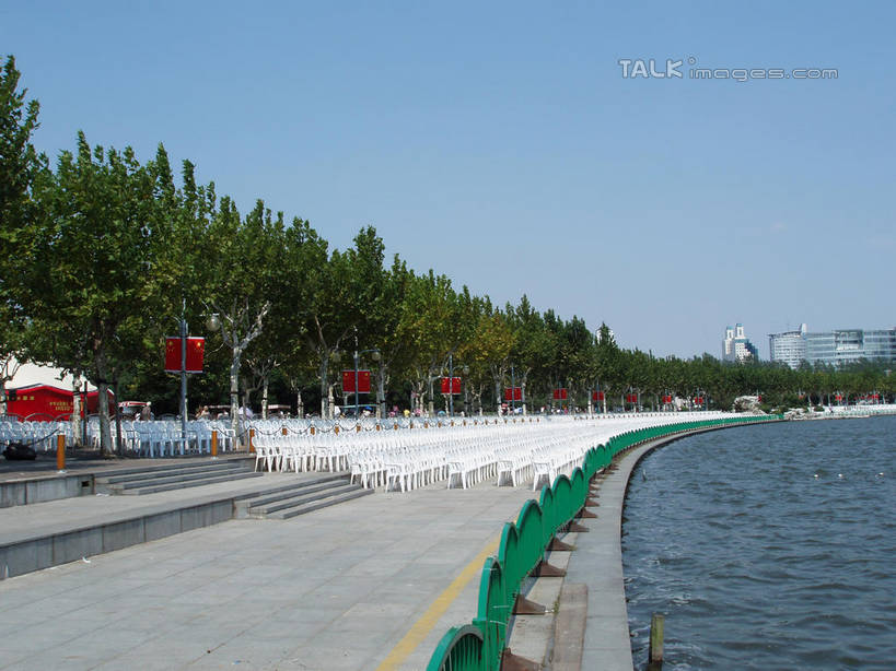 无人,公园,栏杆,横图,室外,白天,正面,旅游,度假,湖,湖泊,美景,树林,水,植物,椅子,上海,中国,亚洲,一排,许多,阴影,波纹,整齐,并列,并排,光线,影子,塑料,湖面,景观,水流,水面,云,云朵,围栏,涟漪,很多,云彩,娱乐,浦东,护栏,树,树木,排列,蓝色,绿色,白云,蓝天,水纹,天空,阳光,自然,塑料制品,波浪,湖水,天,享受,休闲,景色,放松,世纪公园,生长,晴朗,成长,申,队列,自然风光,平行,浦东新区,东亚,上海市,中华人民共和国,沪,华东地区,水晕,晴空,彩图,浦东中央公园,shslj1