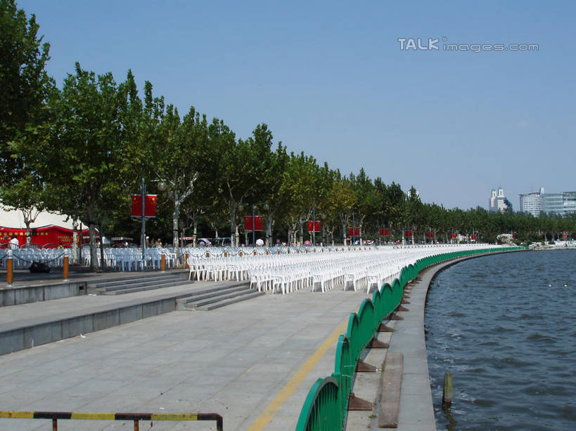 无人,公园,栏杆,横图,室外,白天,正面,旅游,度假,湖,湖泊,美景,树林,水,植物,椅子,上海,中国,亚洲,一排,许多,阴影,波纹,整齐,并列,并排,光线,影子,塑料,湖面,景观,水流,水面,云,云朵,围栏,涟漪,很多,云彩,娱乐,浦东,护栏,树,树木,排列,蓝色,绿色,白云,蓝天,水纹,天空,阳光,自然,塑料制品,波浪,湖水,天,享受,休闲,景色,放松,世纪公园,生长,晴朗,成长,申,队列,自然风光,平行,浦东新区,东亚,上海市,中华人民共和国,沪,华东地区,水晕,晴空,彩图,浦东中央公园,shslj1
