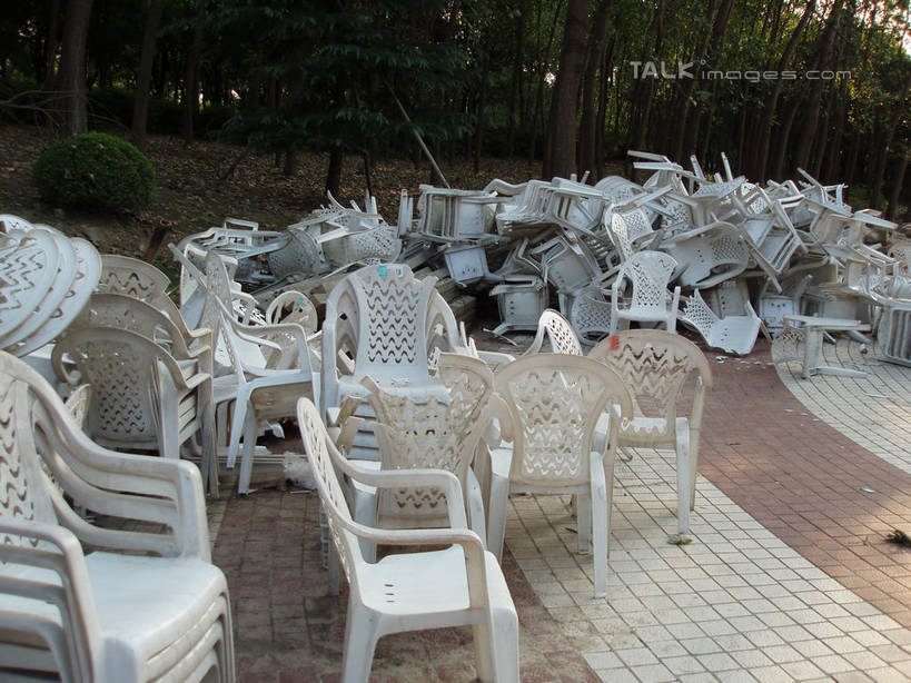 无人,公园,横图,室外,白天,正面,草地,草坪,树林,植物,椅子,上海,中国,亚洲,一堆,许多,阴影,堆叠,堆积,光线,影子,塑料,很多,凌乱,浦东,草,树,树木,绿色,阳光,自然,塑料制品,世纪公园,生长,成长,堆,申,混乱,浦东新区,东亚,上海市,中华人民共和国,沪,华东地区,纷乱,缭乱,庞杂,彩图,浦东中央公园,shslj1