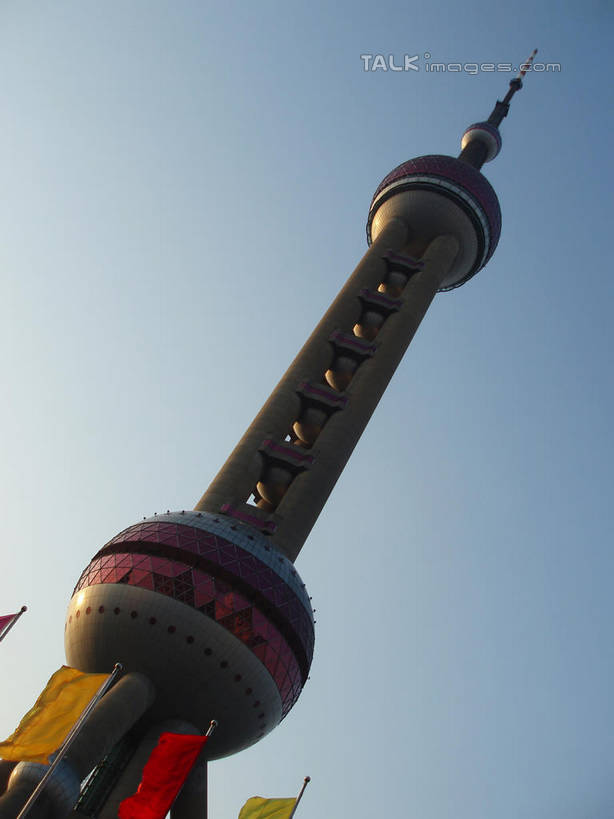 无人,竖图,室外,白天,仰视,旅游,度假,标志建筑,地标,建筑,旗帜,上海,中国,亚洲,阴影,飘扬,光线,影子,娱乐,旗子,建设,东方明珠,浦东,蓝色,蓝天,天空,阳光,天,享受,休闲,旅游胜地,放松,晴朗,飘逸,申,飞扬,浦东新区,东亚,东方明珠广播电视塔,东方明珠电视塔,上海市,万里无云,中华人民共和国,沪,华东地区,旌旗,旗号,晴空,晴空万里,彩图,低角度拍摄,shslj1