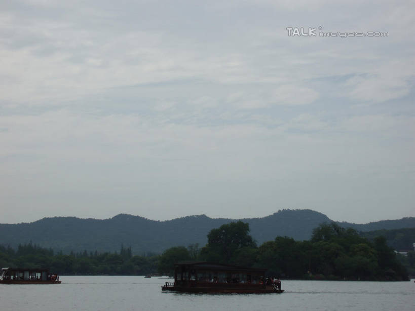 无人,横图,室外,白天,正面,旅游,度假,美景,山,山脉,树林,植物,船,中国,亚洲,阴影,波纹,飞溅,溅,光线,液体,影子,景观,山峰,水滴,云,云朵,山峦,云彩,娱乐,浙江,游船,水珠,树,树木,浙江省,蓝色,绿色,白云,蓝天,水纹,天空,阳光,自然,船尾波,交通工具,波浪,群山,天,享受,休闲,景色,放松,游乐设施,千岛湖,生长,晴朗,成长,舟,喷洒,自然风光,载具,东亚,中华人民共和国,华东地区,浙,晴空,彩图,淳安,淳安县,新安江水库,shslj1
