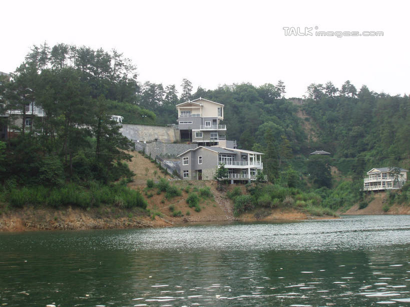 无人,家,横图,室外,白天,正面,旅游,度假,草地,草坪,湖,湖泊,美景,树林,水,植物,中国,亚洲,阴影,波纹,光线,影子,房屋,屋子,湖面,景观,水流,水面,公寓,涟漪,娱乐,洋房,浙江,楼房,住宅,草,树,树木,浙江省,蓝色,绿色,蓝天,水纹,天空,阳光,自然,波浪,湖水,天,享受,休闲,景色,放松,千岛湖,生长,晴朗,成长,自然风光,东亚,万里无云,中华人民共和国,华东地区,水晕,浙,晴空,晴空万里,彩图,房子,淳安,淳安县,新安江水库,shslj1