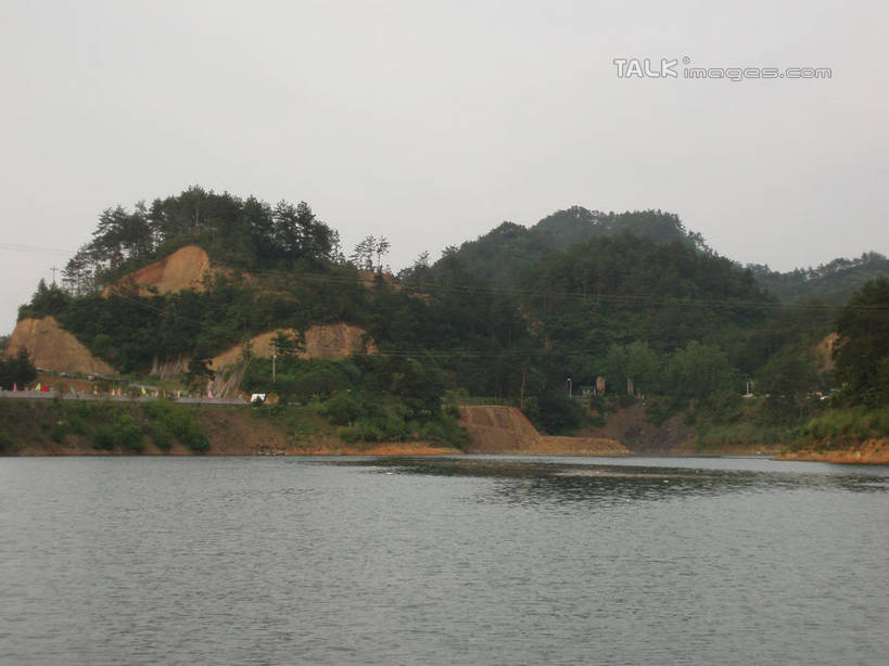 无人,横图,室外,白天,正面,旅游,度假,草地,草坪,湖,湖泊,美景,山,山脉,树林,水,植物,中国,亚洲,阴影,光线,影子,湖面,景观,山峰,水流,水面,山峦,娱乐,浙江,草,树,树木,浙江省,蓝色,绿色,蓝天,天空,阳光,自然,湖水,群山,天,享受,休闲,景色,放松,千岛湖,生长,晴朗,成长,自然风光,东亚,万里无云,中华人民共和国,华东地区,浙,晴空,晴空万里,彩图,淳安,淳安县,新安江水库,shslj1